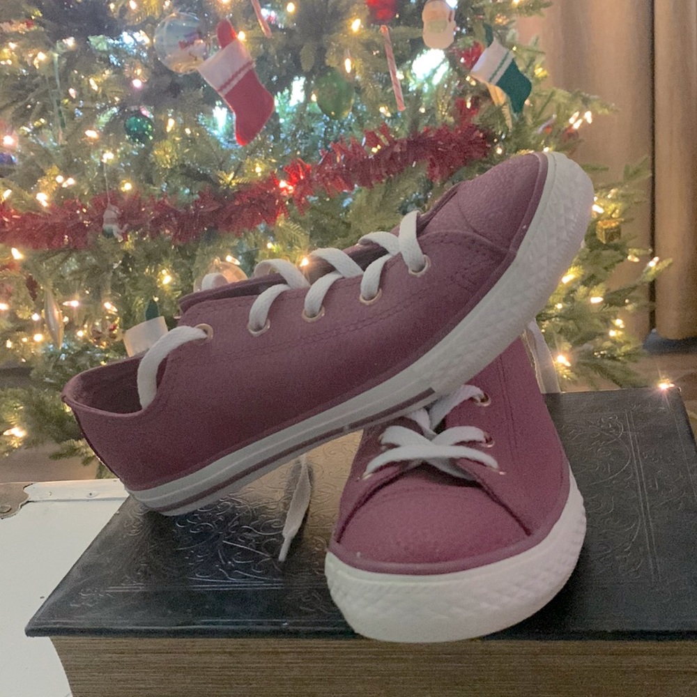 Converse leather sneakers! Junior size 4